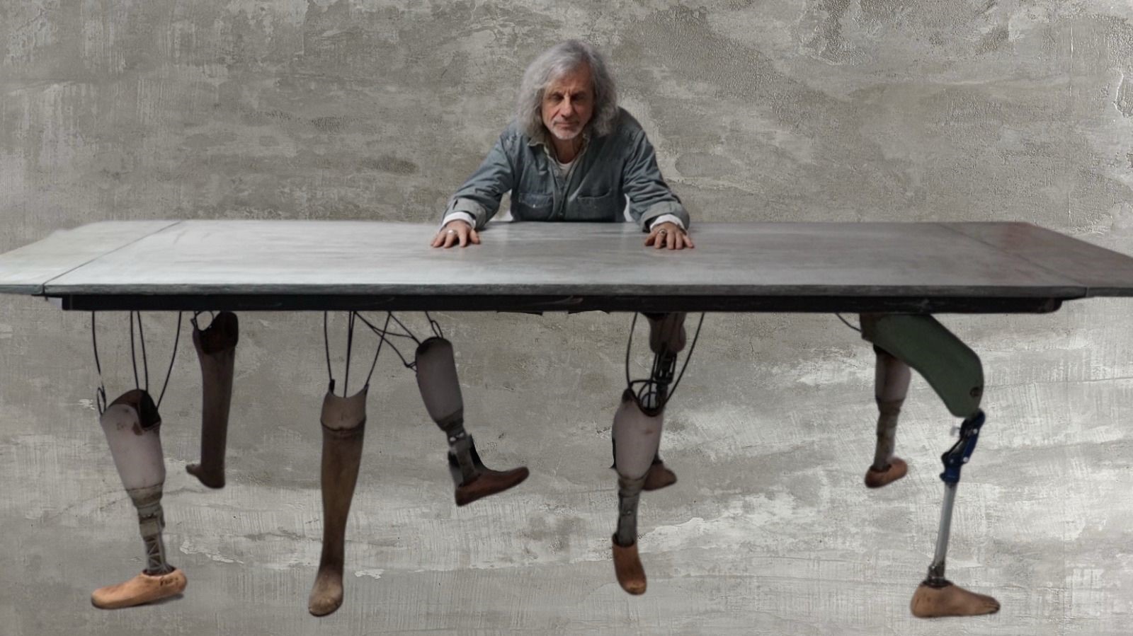 'Il tavolo delle trattative' di Alessandro Bergonzoni