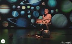 Sotto lo stesso cielo - Ballata di uomini, donne, stelle, musica e voci